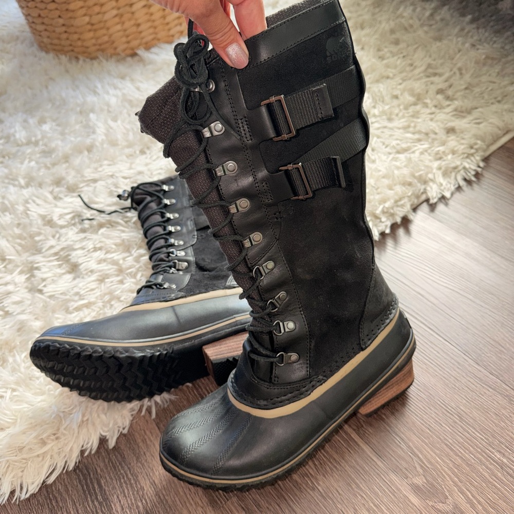 Women's Sorel Conquest Carly 2, Black and Tan Winter Boots - Picture 2 of 11